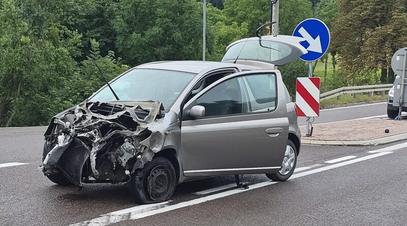 Zderzenie osobówki z dostawczakiem na DK19 w Jasienicy Rosielnej. Jedna osoba trafiła do szpitala Zderzenie osobówki z dostawczakiem na DK19 w Jasienicy Rosielnej. Jedna osoba trafiła do szpitala