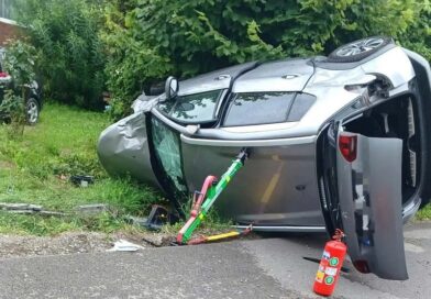 Dachowanie peugeota w Wesołej. Trzy osoby, w tym roczne dziecko, trafiły do szpitala