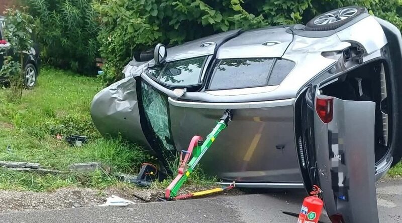 Dachowanie peugeota w Wesołej. Trzy osoby, w tym roczne dziecko, trafiły do szpitala