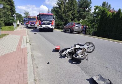 Zderzenie skutera z samochodem osobowym w Humniskach. Jedna osoba trafiła do szpitala