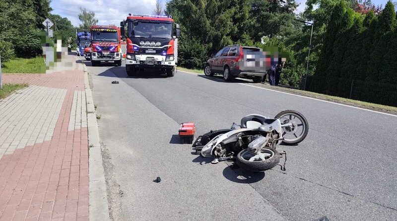 Zderzenie skutera z samochodem osobowym w Humniskach. Jedna osoba trafiła do szpitala