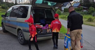 Młodzi strażacy z OSP Wola Górecka pomogli zwierzętom. Zebrana karma trafiła do potrzebujących
