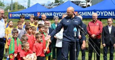 Miliony na sportowe zaplecza w regionie. Minister Jakub Rutnicki w Grabówce ogłosił decyzje o dofinansowaniu