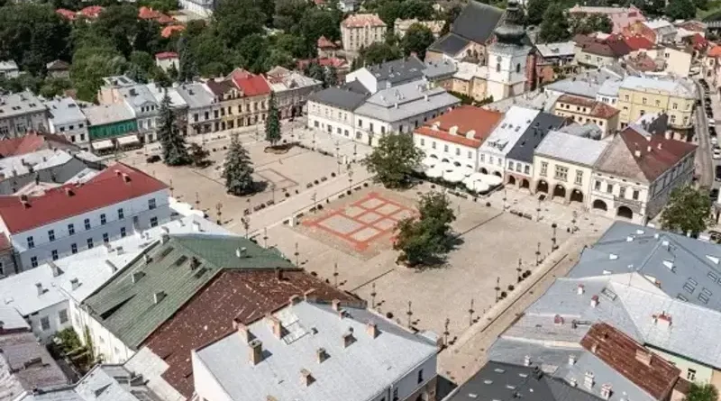 Na krośnieńskim Rynku ruszają badania archeologiczne. To początek przygotowań do zazielenienia placu