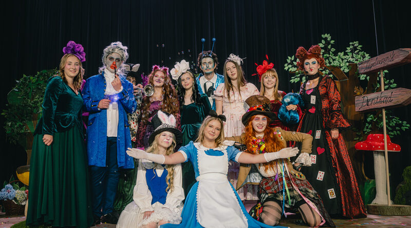 „Alicja w Krainie Czarów” zachwyciła publiczność w Jasienicy Rosielnej „Alicja w Krainie Czarów” zachwyciła publiczność w Jasienicy Rosielnej