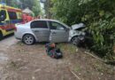 Zasnęcie za kierownicą? Opel uderzył w ogrodzenie w Haczowie. Kierowca trafił do szpitala