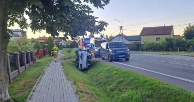 Zasnął za kierownicą i dachował. Wypadek w Starej Wsi