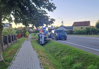 Zasnął za kierownicą i dachował. Wypadek w Starej Wsi