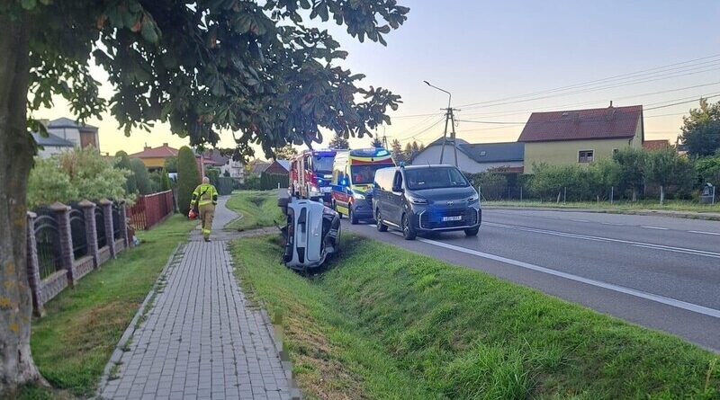 Zasnął za kierownicą i dachował. Wypadek w Starej Wsi