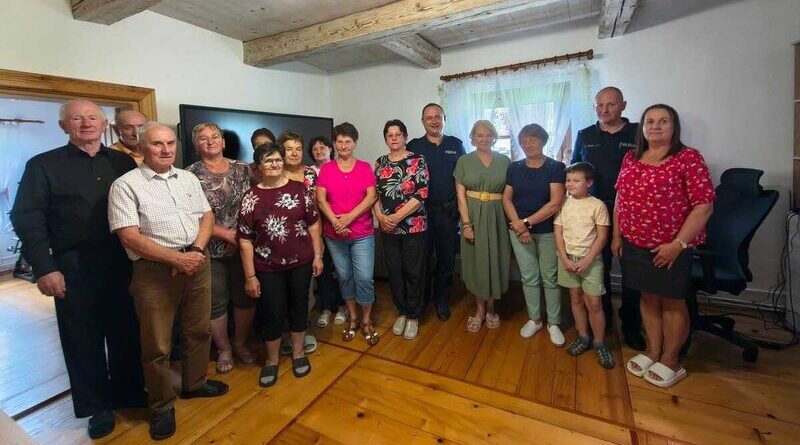 Seniorzy z Bliznego rozmawiali z policjantami o bezpieczeństwie