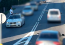 Pasażer na dachu jadącego BMW. Kierowca odpowie przed sądem