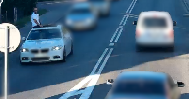 Pasażer na dachu jadącego BMW. Kierowca odpowie przed sądem