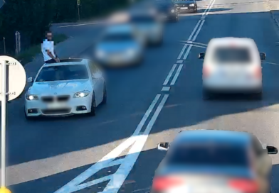 Pasażer na dachu jadącego BMW. Kierowca odpowie przed sądem