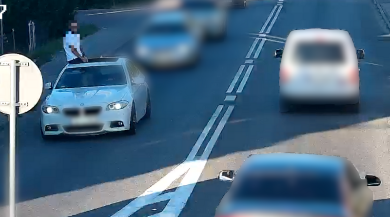 Pasażer na dachu jadącego BMW. Kierowca odpowie przed sądem