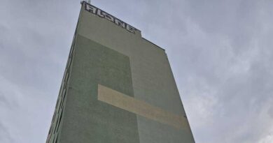 “Grafficiarz” na dachu 11-piętrowego bloku. Zniszczył elewację i samochód