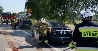 Kolizja trzech samochodów na DW 886 w Starej Wsi. Przez godzinę były utrudnienia