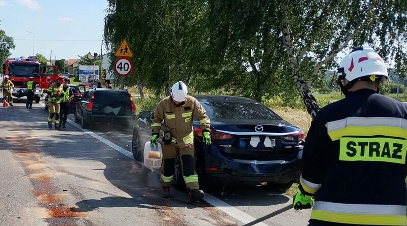Kolizja trzech samochodów na DW 886 w Starej Wsi. Przez godzinę były utrudnienia