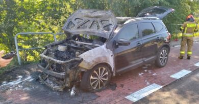 Pożar samochodu w Baryczy. Cztery osoby bezpiecznie opuściły pojazd
