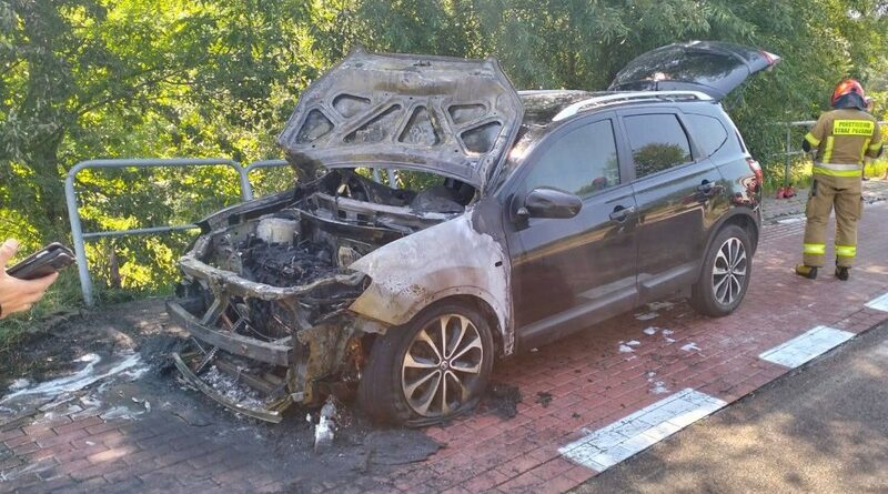 Pożar samochodu w Baryczy. Cztery osoby bezpiecznie opuściły pojazd