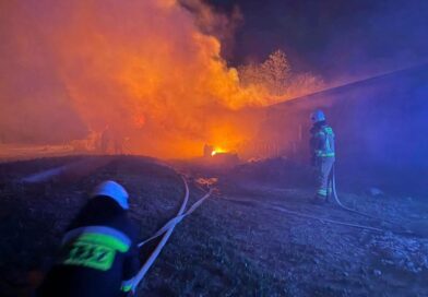 Groźny pożar stadniny i balotów siana w Targowiskach. Udało się uratować konie
