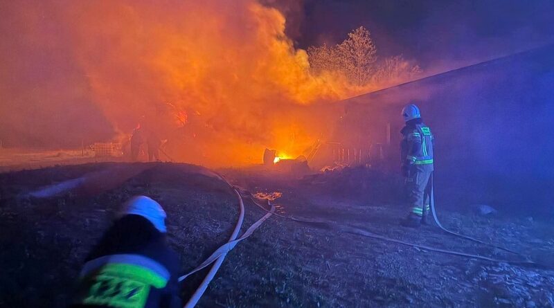 Groźny pożar stadniny i balotów siana w Targowiskach. Udało się uratować konie