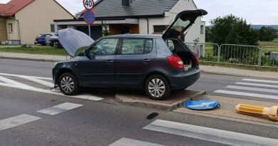 Samochód uderzył w wysepkę na drodze wojewódzkiej nr 886. Kierowca trafił do szpitala