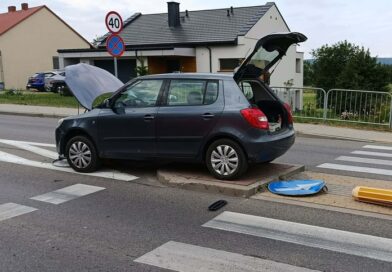 Samochód uderzył w wysepkę na drodze wojewódzkiej nr 886. Kierowca trafił do szpitala