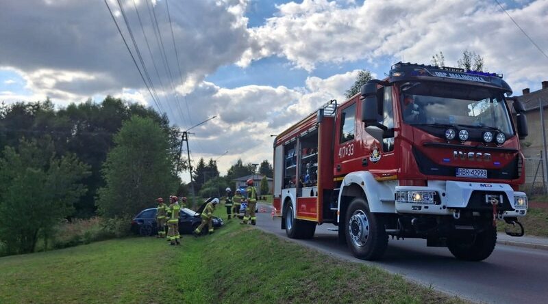 Samochód wypadł z drogi w Malinówce. Interweniowały służby
