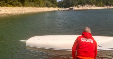 Wywrócona żaglówka na Solinie. Troje żeglarzy w wodzie