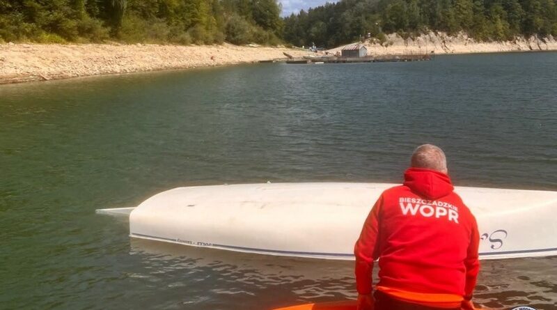 Wywrócona żaglówka na Solinie. Troje żeglarzy w wodzie