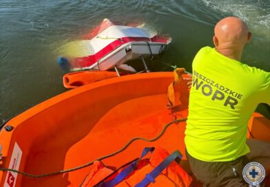 Łódź niemal całkowicie zatonęła. Cztery osoby znalazły się w wodzie