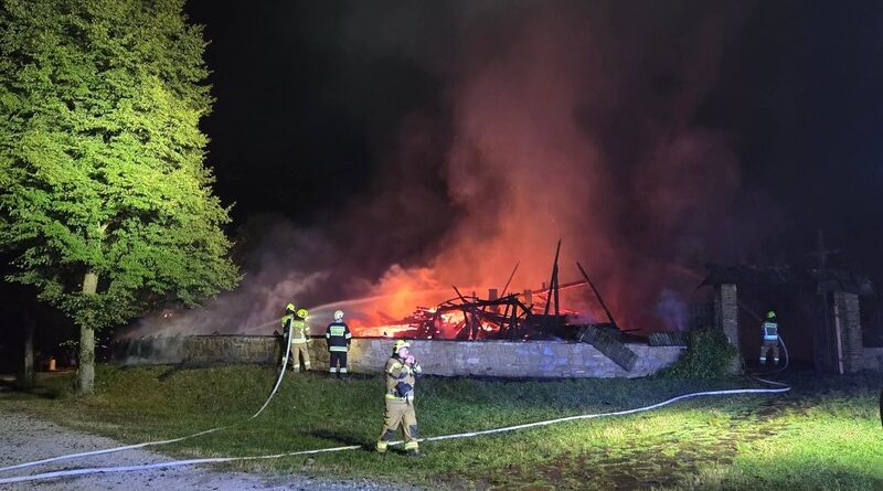 Pożar sanockiego skansenu. Spłonęły zabytkowe obiekty, w tym XVII-wieczny kościół