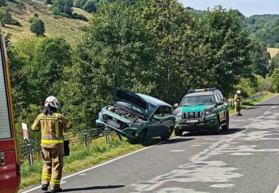 Samochód zawisł na barierach. Zdarzenie w okolicy Brzegów Górnych Samochód zawisł na barierach. Zdarzenie w okolicy Brzegów Górnych