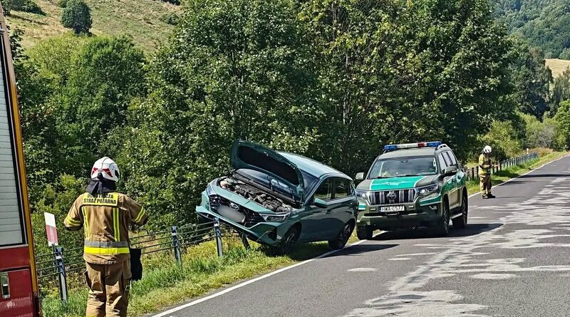 Samochód zawisł na barierach. Zdarzenie w okolicy Brzegów Górnych Samochód zawisł na barierach. Zdarzenie w okolicy Brzegów Górnych