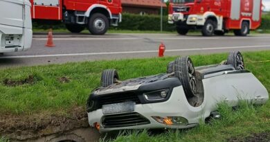 Ciężarówka uderzyła w Peugeota. Samochód dachował