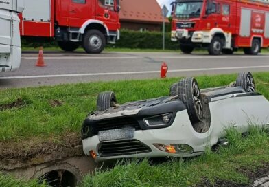 Ciężarówka uderzyła w Peugeota. Samochód dachował