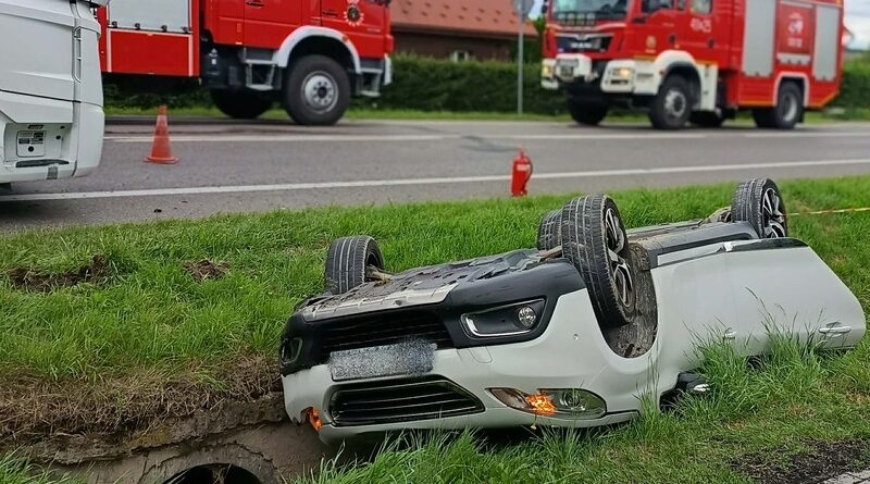 Ciężarówka uderzyła w Peugeota. Samochód dachował