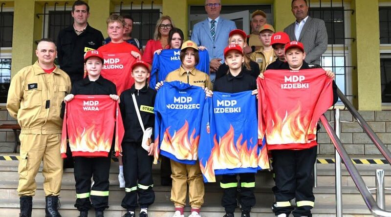Nowe stroje dla młodych strażaków z gminy Nozdrzec