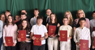 Doceniono najlepszych uczniów z gminy Domaradz. 36 osób otrzymało stypendia