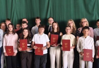 Doceniono najlepszych uczniów z gminy Domaradz. 36 osób otrzymało stypendia