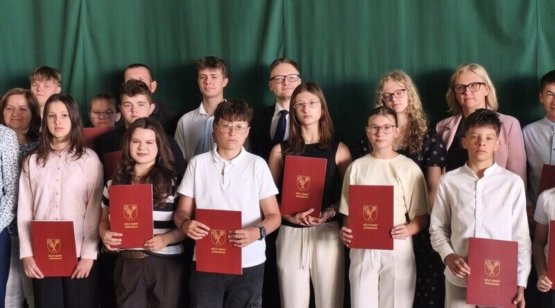Doceniono najlepszych uczniów z gminy Domaradz. 36 osób otrzymało stypendia
