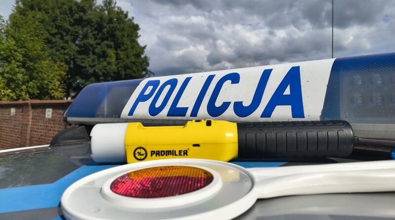 Pojechał ciągnikiem na zakupy, miał ponad promil alkoholu. 65-latek stanie przed sądem