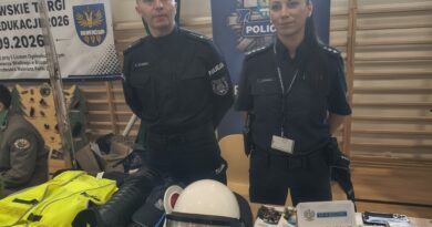 Brzozowscy policjanci na targach pracy. Młodzi pytali o służbę w mundurze