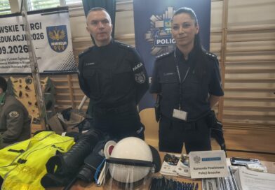 Brzozowscy policjanci na targach pracy. Młodzi pytali o służbę w mundurze