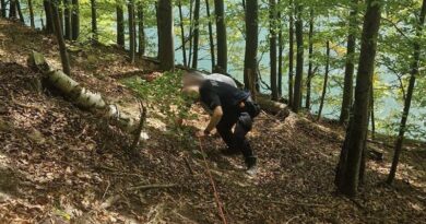 Turystka o krok od tragedii. 62-latka zawisła nad 10-metrowym urwiskiem Turystka o krok od tragedii. 62-latka zawisła nad 10-metrowym urwiskiem
