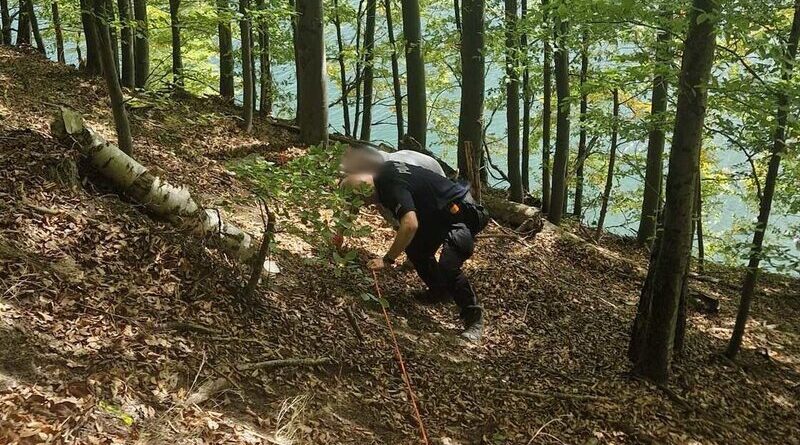 Turystka o krok od tragedii. 62-latka zawisła nad 10-metrowym urwiskiem Turystka o krok od tragedii. 62-latka zawisła nad 10-metrowym urwiskiem
