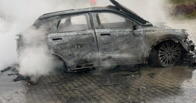 Auto zaczęło się palić podczas kontroli drogowej. Policjanci ruszyli z pomocą