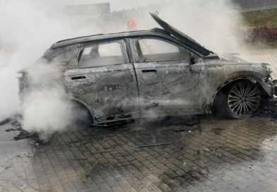 Auto zaczęło się palić podczas kontroli drogowej. Policjanci ruszyli z pomocą