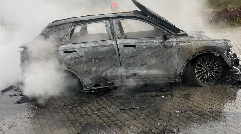 Auto zaczęło się palić podczas kontroli drogowej. Policjanci ruszyli z pomocą
