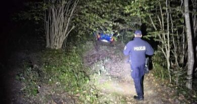 GPS zaprowadził ją do lasu. Samochód ugrzązł w błocie, pomogli policjanci